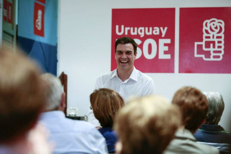 GRA391. MONTEVIDEO, 28/02/2015.- Imagen facilitada por el PSOE, del secretario general de los socialistas, Pedro Sánchez, durante el encuentro que ha mantenido con militantes socialistas españoles residentes en Montevideo, Uruguay. EFE / Miguel Mesas. ***SOLO USO EDITORIAL ***