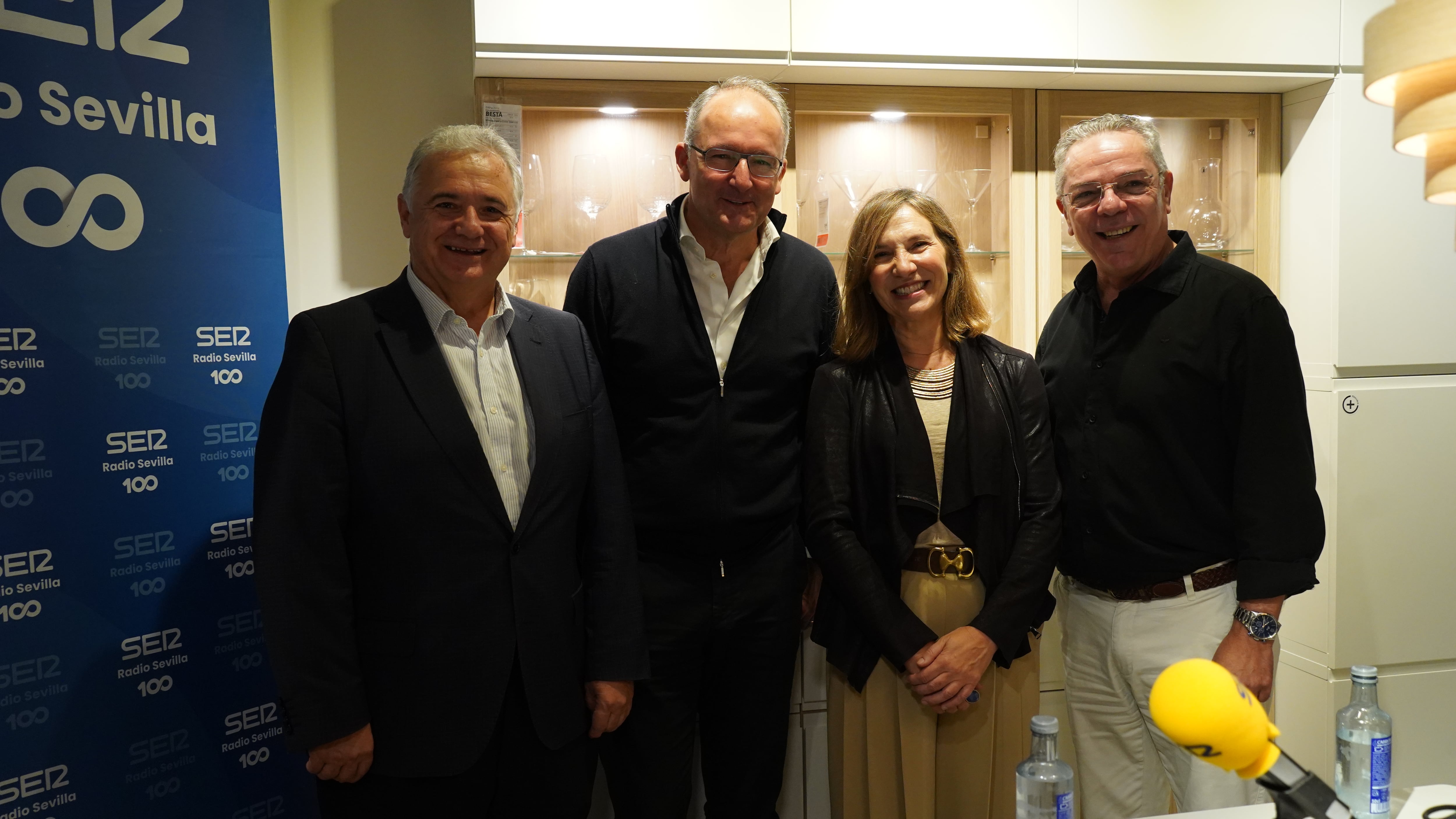 De izquierda a derecha: Antonio Yélamo, director de Cadena SER Andalucía y delegado de Prisa Media; Juvencio Maeztu, CEO de Ikea; Lourdes Acosta, directora de Radio Cádiz y Salomón Hachuel, director de Hoy por Hoy Sevilla.