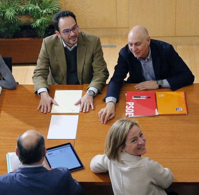 Los portavoces parlamentarios del PSOE, Antonio Hernando (i) y Coalición Canaria, Ana Oramas, acompañados de sus equipos negociadores