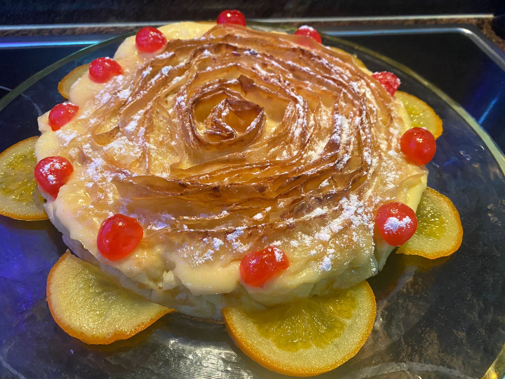 Tarta flor con guindas rojas.