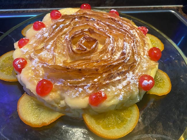 Tarta flor con guindas rojas.