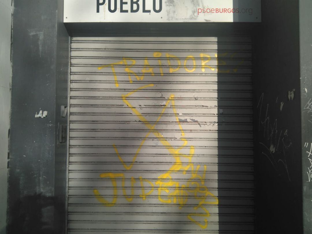 Una de las pintadas aparecidas en la sede del PSOE en Burgos