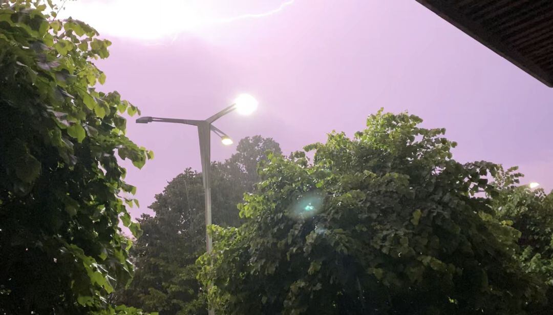 Un momento de la tormenta descargando sobre la ciudad de Vigo