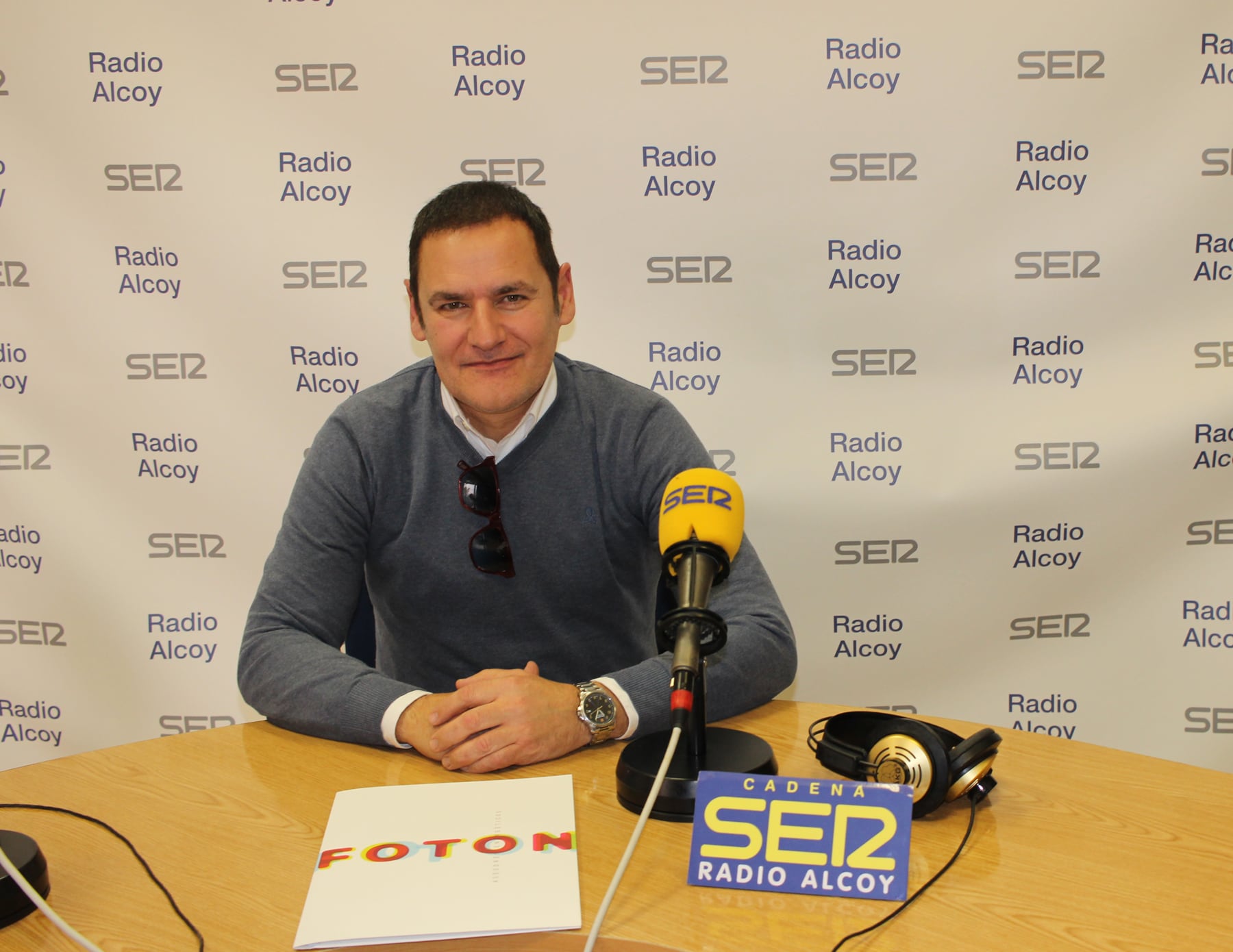 Nacho Olcina, gerente de Fotón Asesores Energéticos, en el estudio central de Radio Alcoy