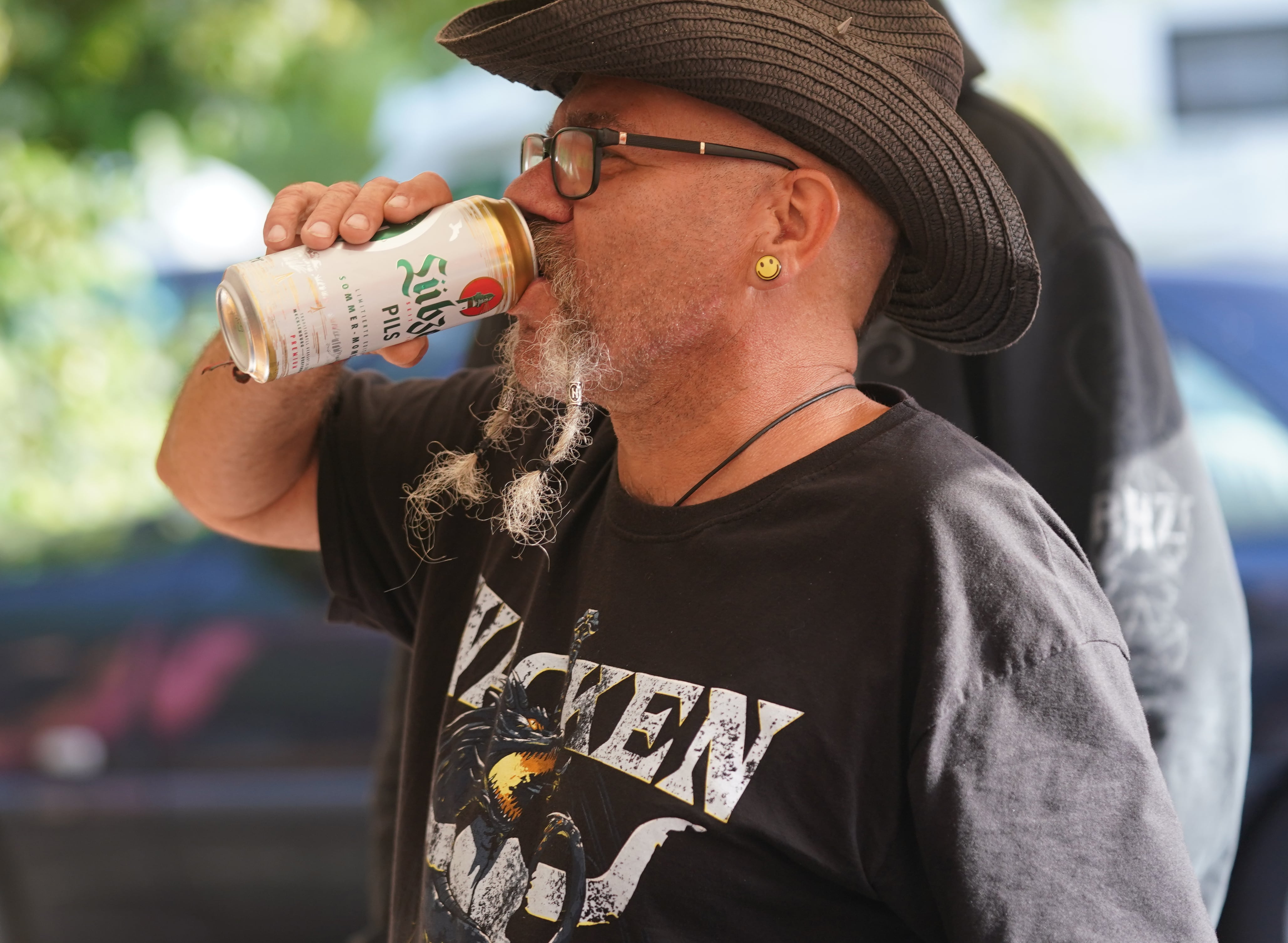 Un alemán bebe cerveza en el inicio del festival de música Wacken Open Air cerca de Hamburgo