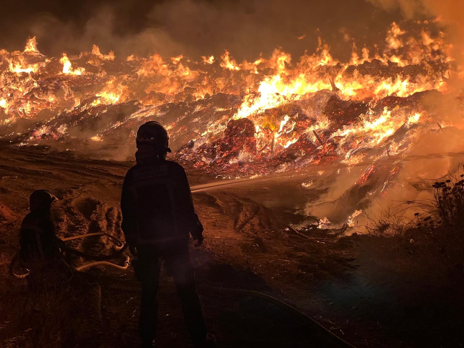 Imagen del incendio desatado en una zona con restos de poda y árboles talados en el término de Guadalix de la Sierra.