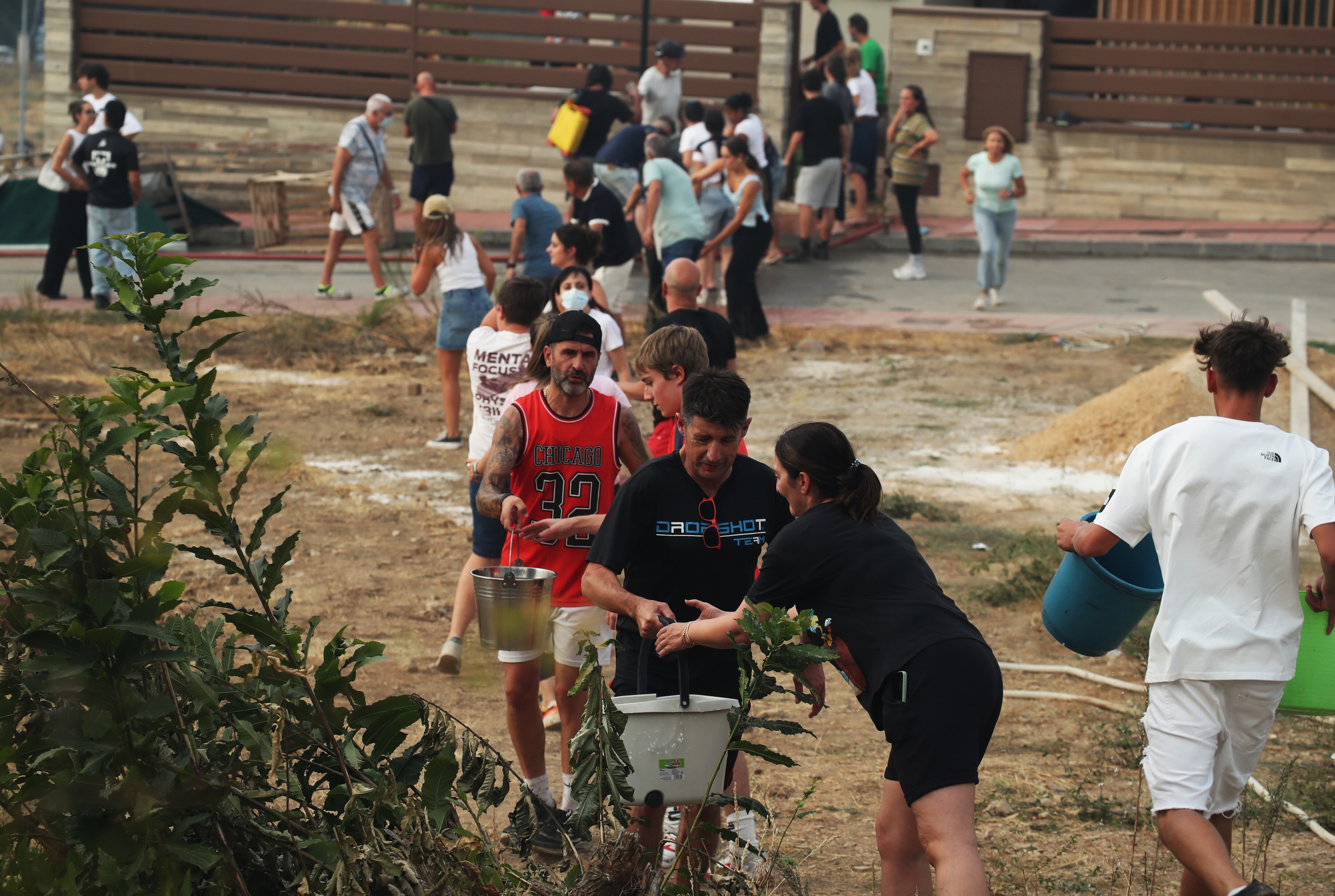 Cadena humana para hacer frente a los incendios.
