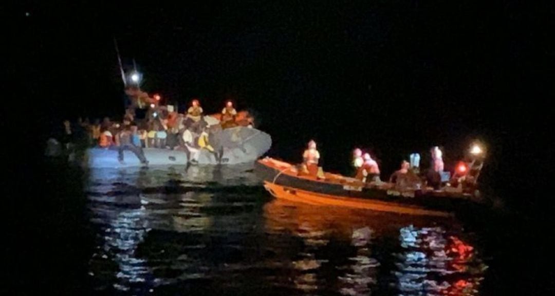 Open Arms rescata un barco a punto de naufragar con 73 personas, entre las que hay 26 menores