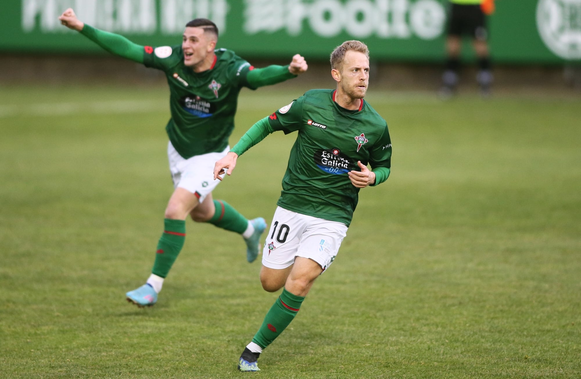 Dani Nieto, del Racing de Ferrol, celebra junto a David del Pozo su gol ante el Real Unión de Irún en A Malata