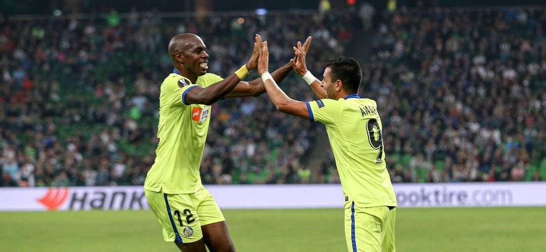 Angel Rodriguez (d) celebra con Allan Nyom uno de los goles del canario ante el FK Krasnodar en el Krasnodar Stadium