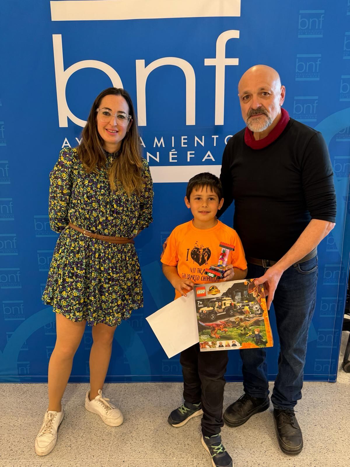 Beatriz Oliván y Rafael López con el ganador Izan Cremades