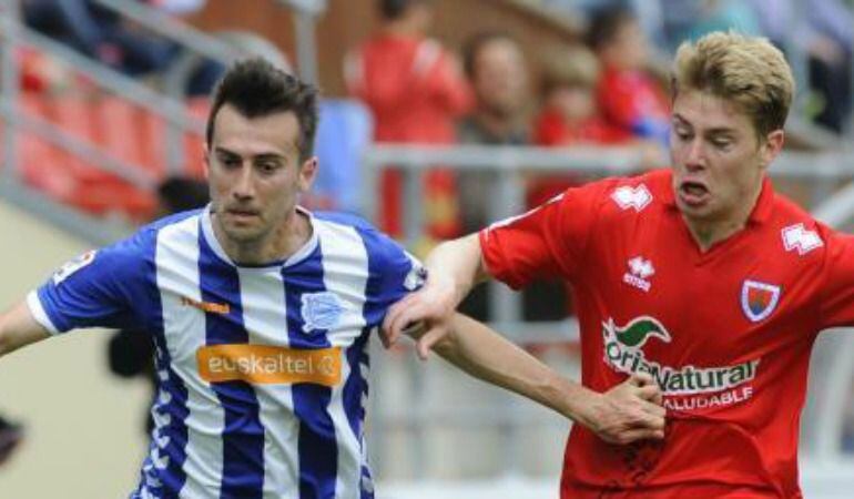 Manu Lanzarote pugnando por un balón.