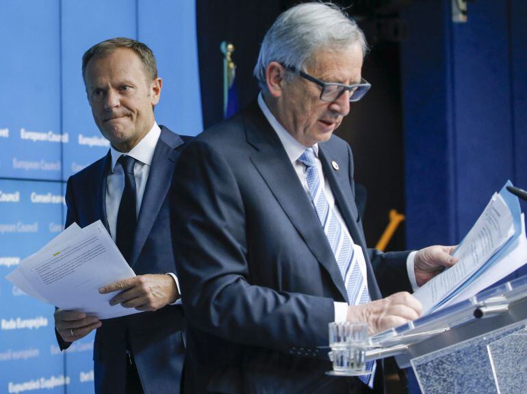 El presidente del Consejo Europeo, Donald Tusk (i), y el presidente de la Comisión Europea, Jean-Claude Juncker (d), durante la Cumbre de la Unión Europea en la decidieron triplicar el presupuesto actual de la operación de vigilancia marítima 'Tritón'