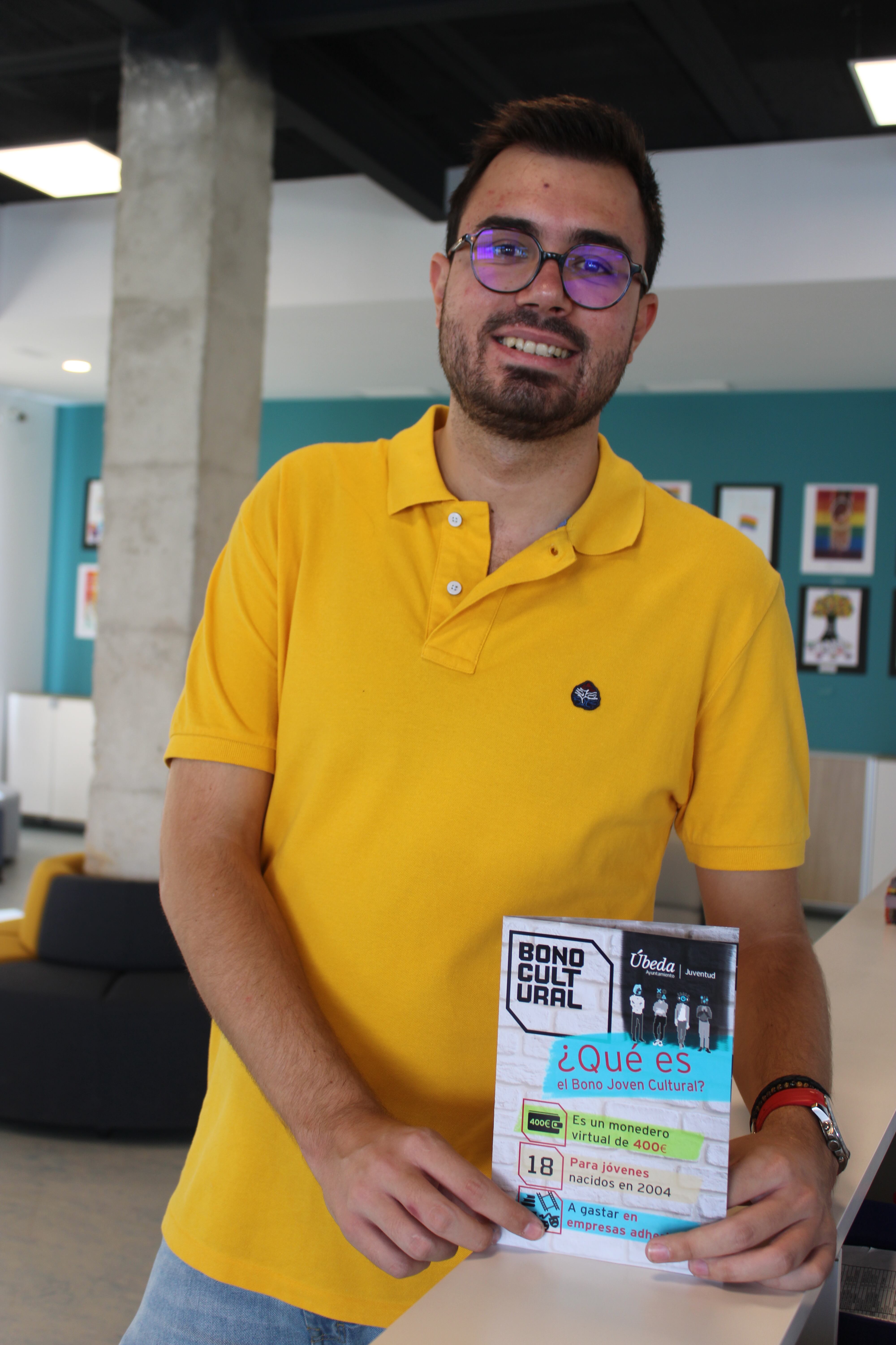 El concejal de Juventud del Ayuntamiento de Úbeda muestra la información del bono joven.