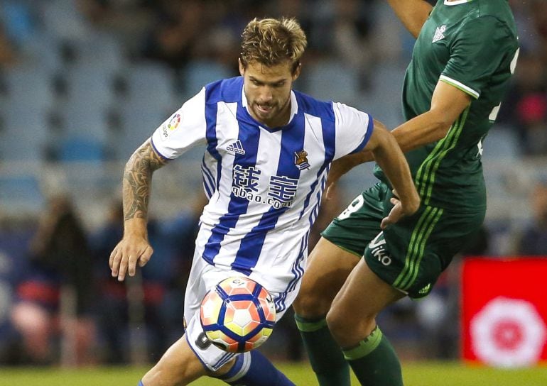 El defensa de la Real Sociedad, Iñigo Martínez, durante el partido de la sétima jornada de la Liga Santander ante el Betis.