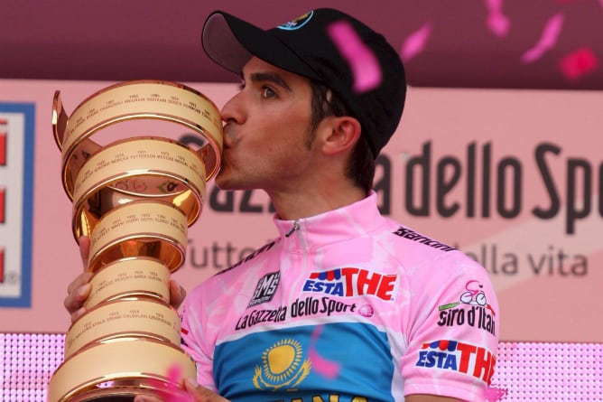 Contador posa con el trofeo del Giro de Italia