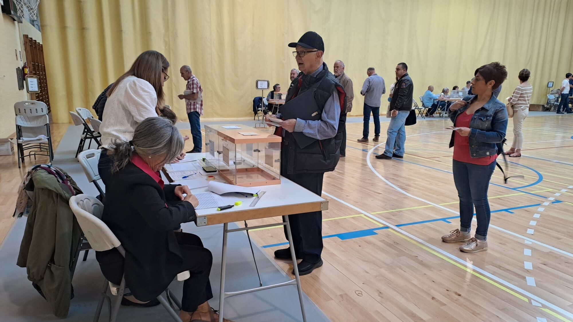 Los primeros votantes de las 9 de la mañana en el pabellón del colegio Alcoraz