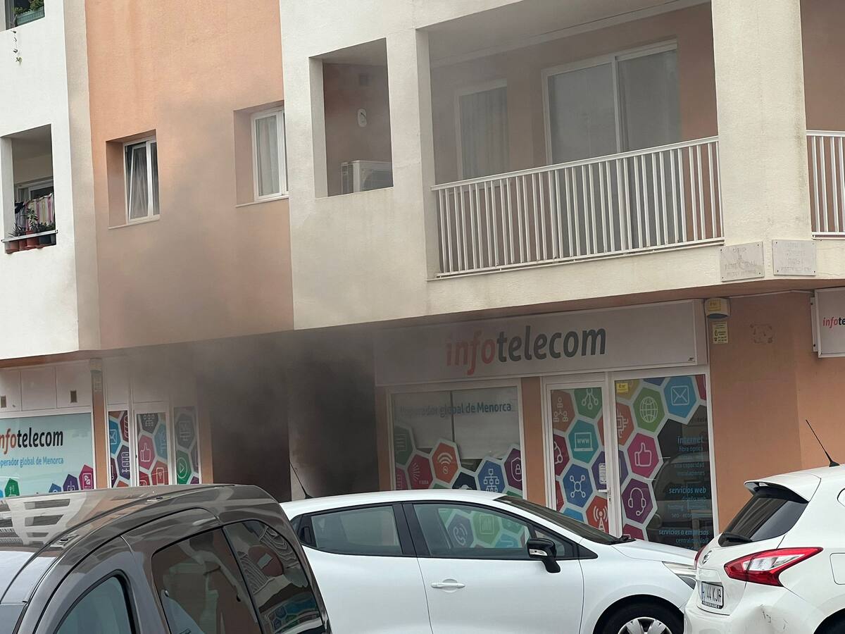 Traslladen a l'hospital a un policia local per una intoxicació de fum en un incendi a Maó