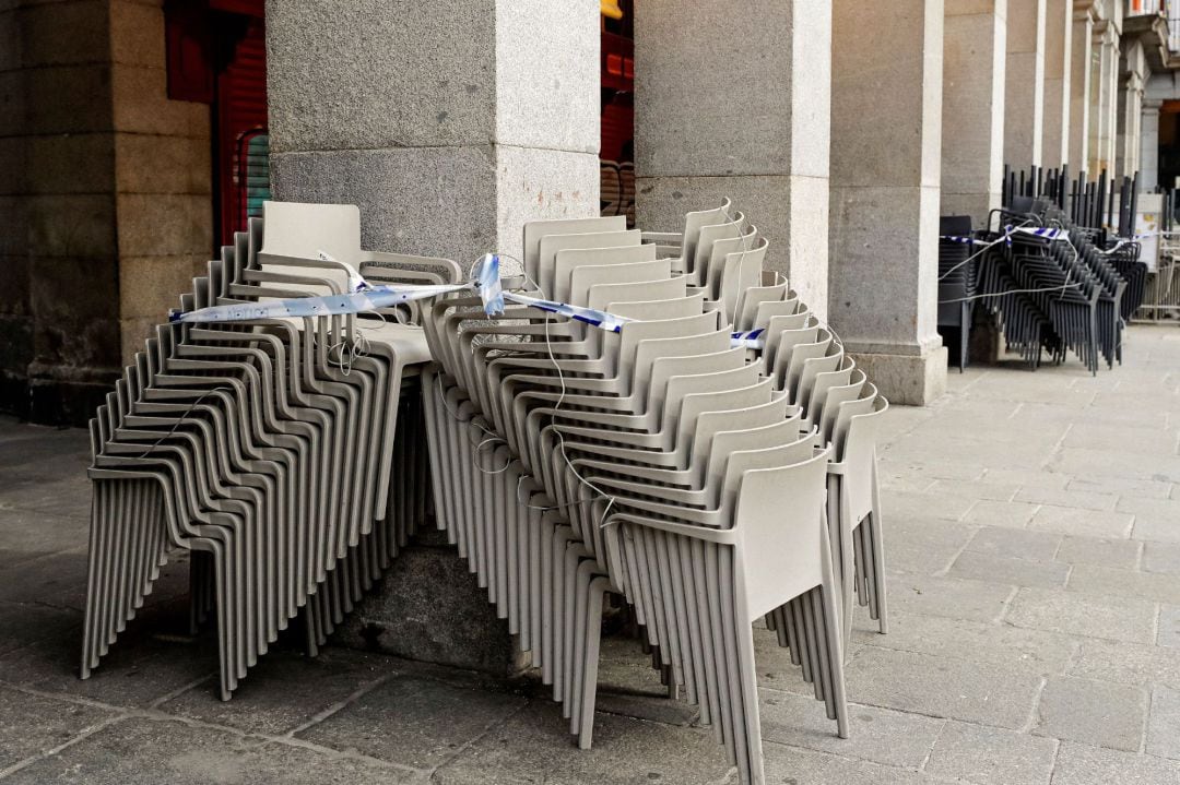 Terrazas de bares y restaurantes de la Plaza Mayor de Madrid cerrados por el Estado de Alarma. 