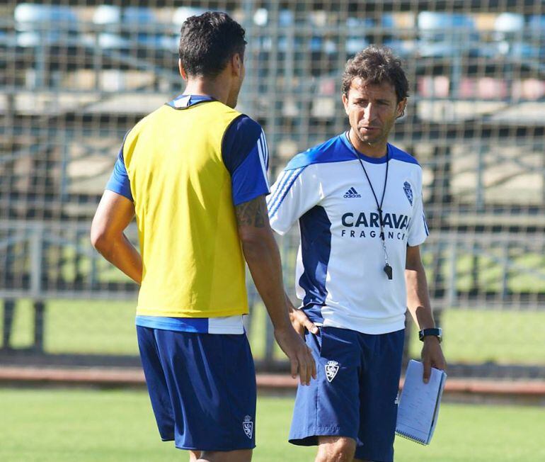 Luis Milla dialoga en el entrenamiento que ha dirigido en la Ciudad Deportiva