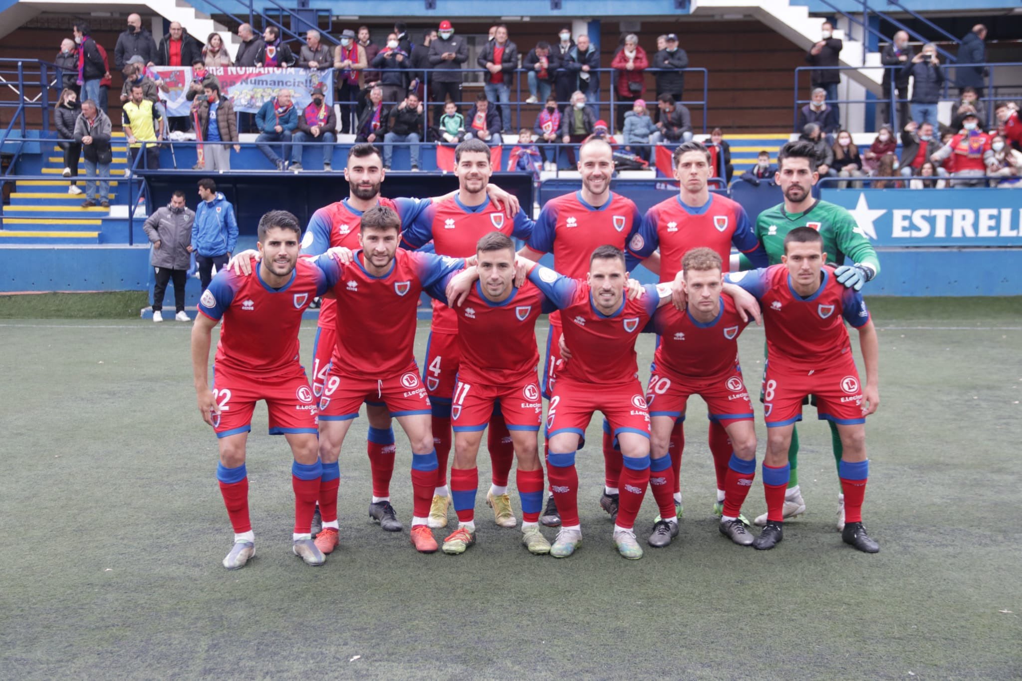 Alineación del Numancia en su visita al Europa, arropado por su afición.