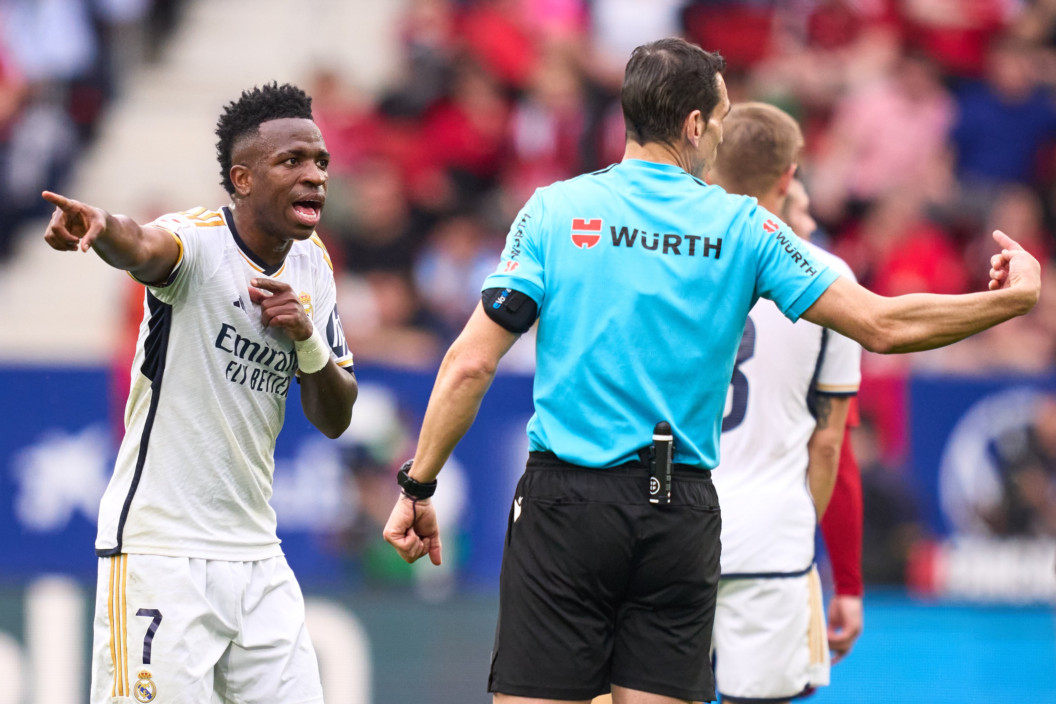 Vinicius Junior habla con Juan Martinez Munuera durante el partido de LaLiga entre Osasuna y Real Madrid. (Alex Caparros/Getty Images)