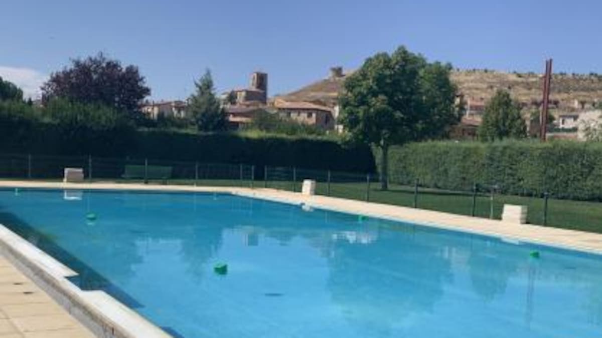 Pinilla Trasmonte licita la gestión de las piscinas municipales, pista de pádel y bar