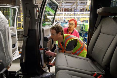 El CEO de Facebook en una fábrica de coches Ford en Estados Unidos, en la cadena de montaje en su viaje por los 50 estados del país