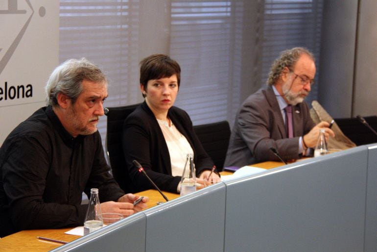 Imatge general de la tinent d&#039;alcalde de Drets Socials, Laia Ortiz, amb el president de la Taula sobre el top-manta, Jordi Coronas, a la seva dreta, i el comissionat de Seguretat, Amadeu Recasens, a la seva esquerra aquest 9-3-16 (horitzontal).