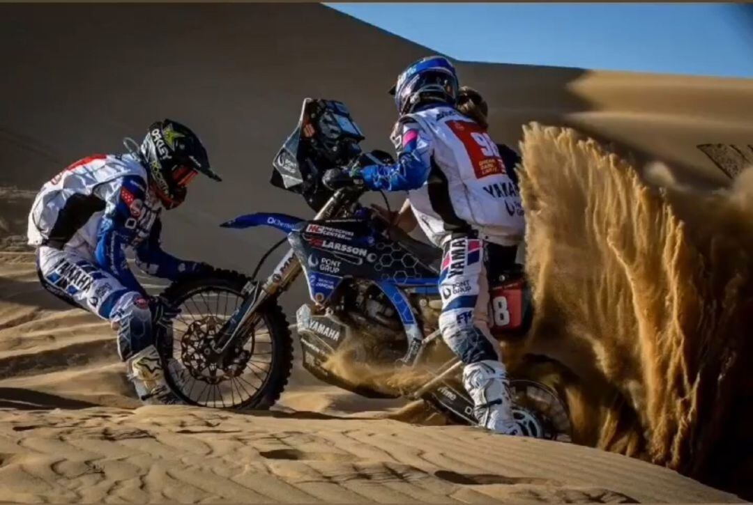 Momento comprometido en una duna del Dakar