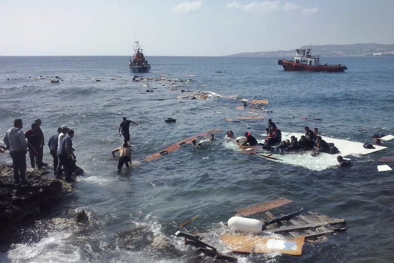 Inmigrantes indocumentados llegan a la playa de Zefyros en Rodas (Grecia) este lunes 20 de abril.