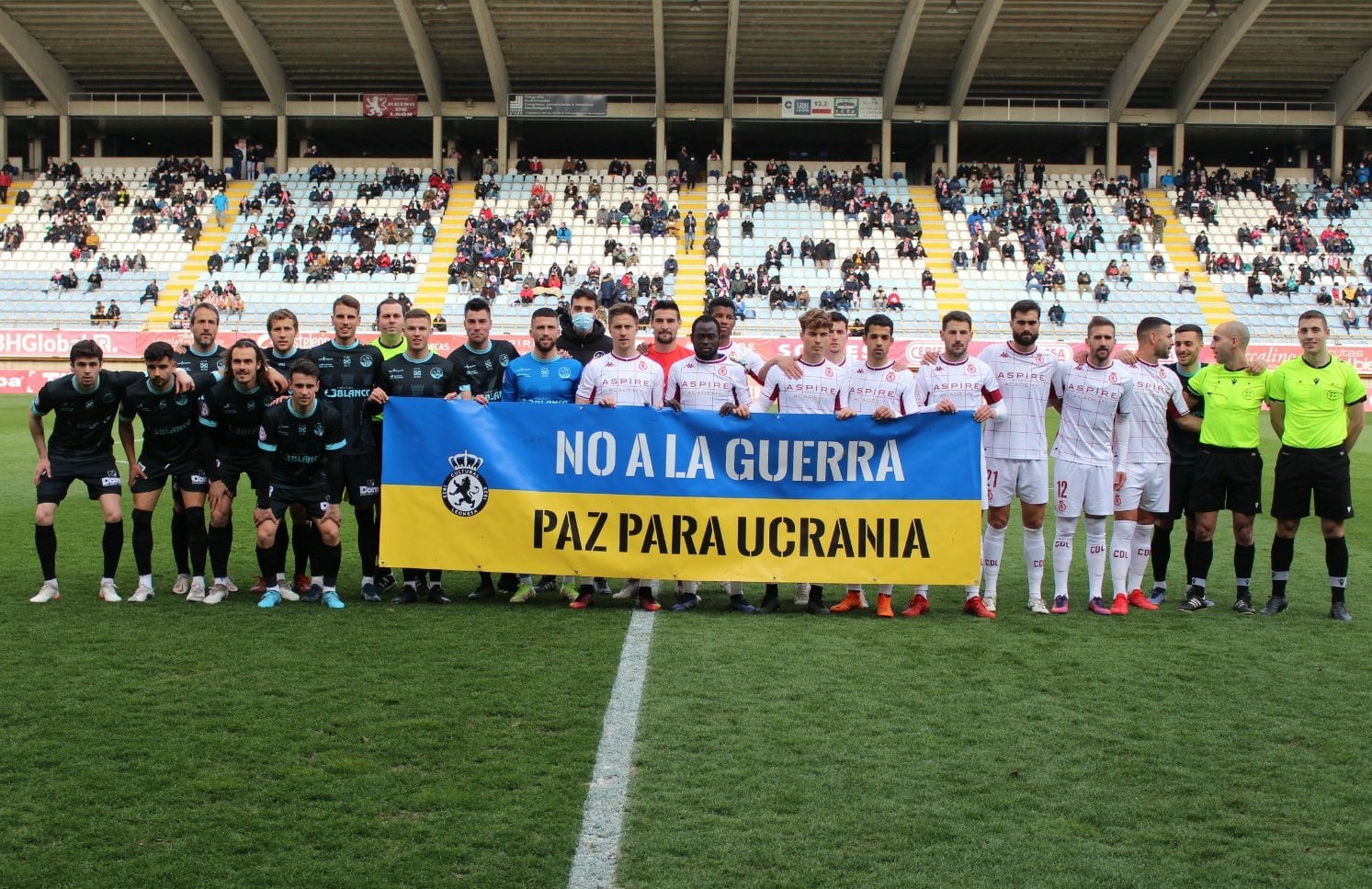 Los jugadores de la Cultural y de la SD Logroñés, en los prolegómenos del partido de ayer