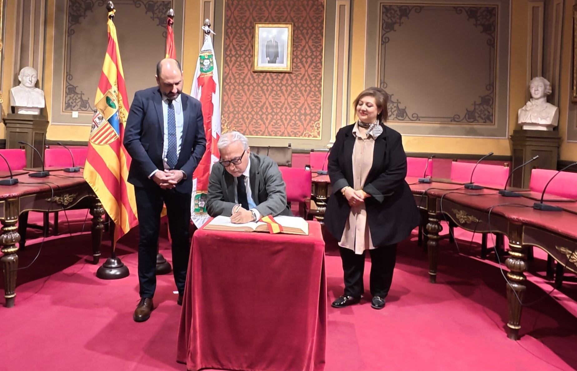 Javier Rincón firma en el Libro de Honor del Ayuntamiento de Barbastro en presencia de Fernando Torres y Silvia Ramírez