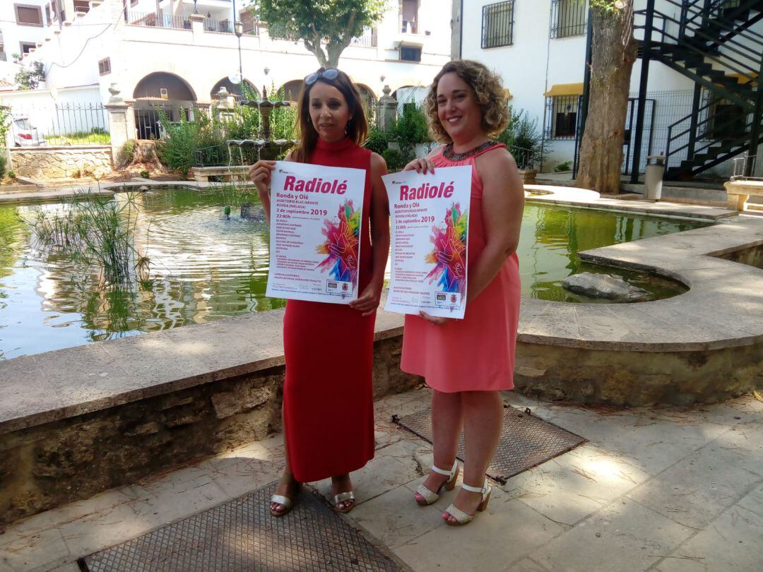 La edil de Fiestas, Concha Muñoz, junto a la directora de Radio Coca SER Ronda, Ariadna Mateos, han presentado el evento