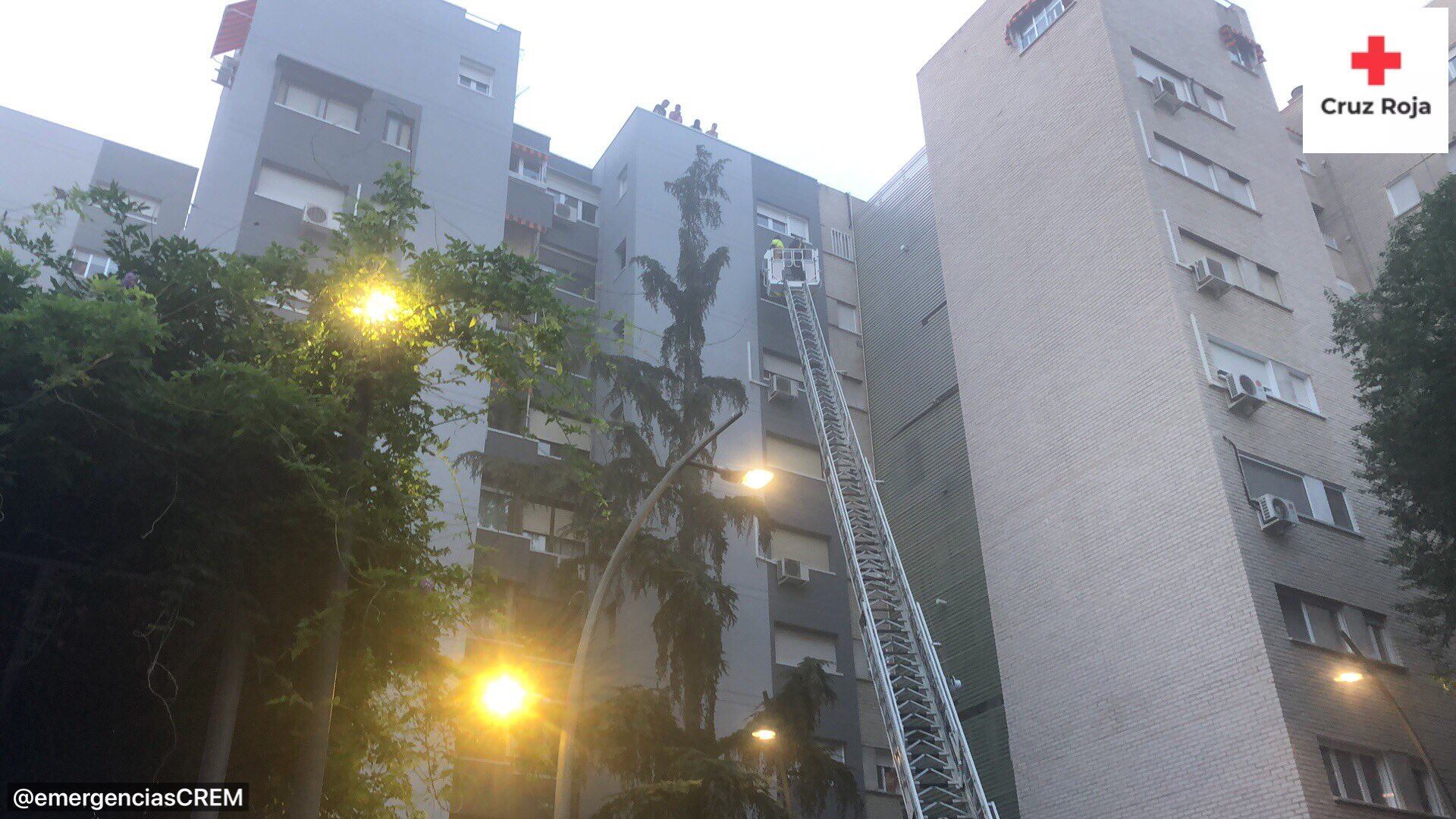 La autoescala de los bomberos de Alcorcón rescatando a vecinos que estaban en la azotea