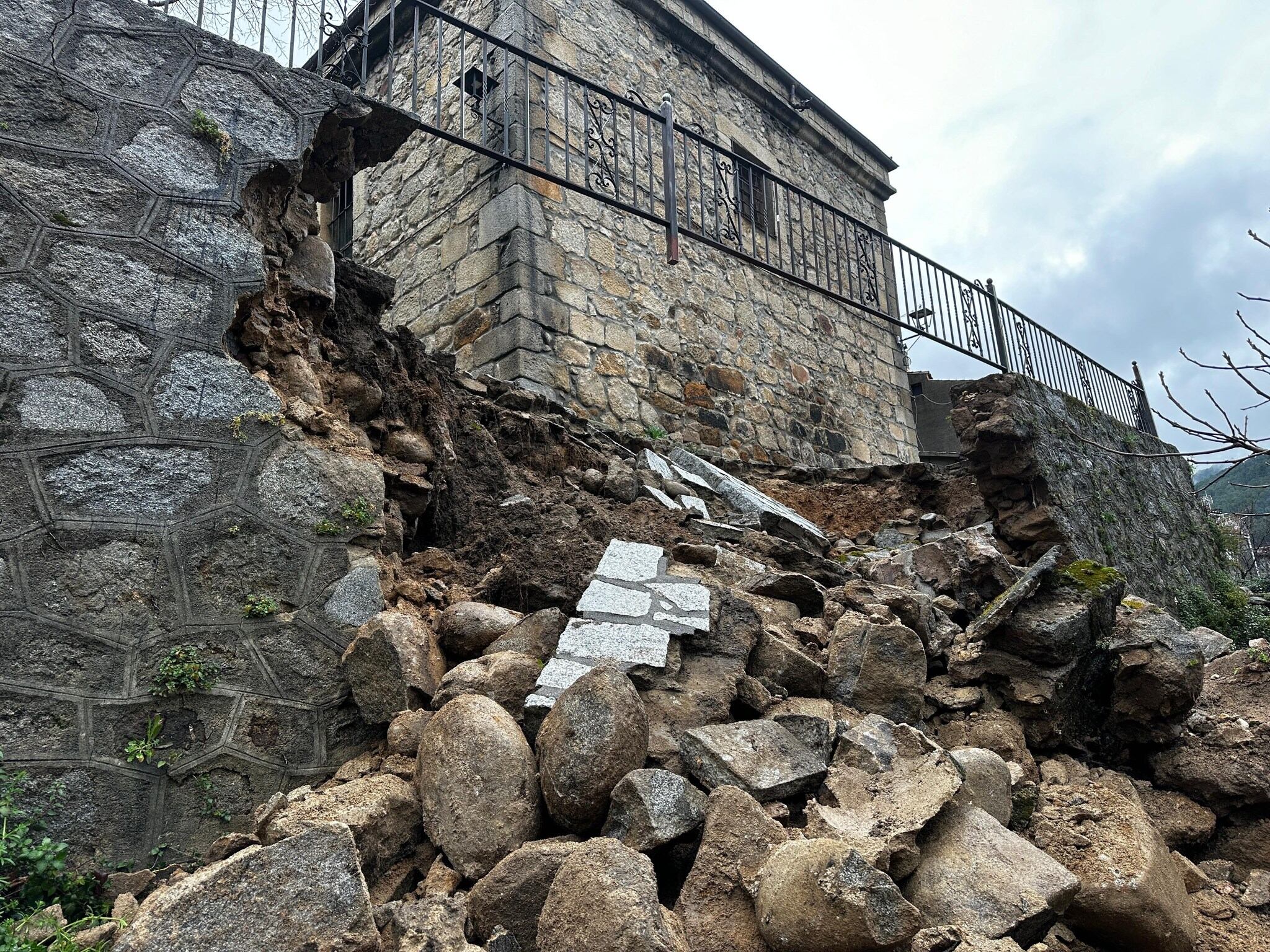 Derrumbe en el entorno de la iglesia de Piedralaves (Ávila)