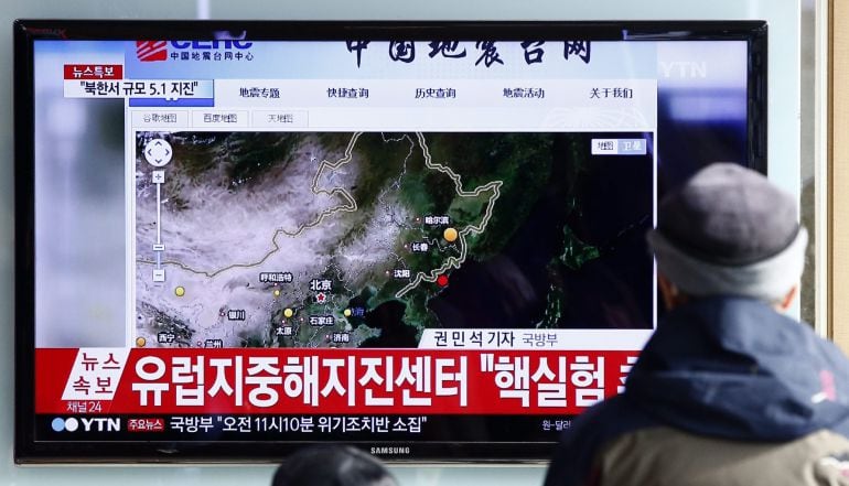 Varias personas ven la transmisión de televisión en Seúl (Corea del Sur) sobre las pruebas de la bomba de hidrógeno por parte de Corea del Norte hoy, martes 05 de enero de 2016. El anuncio se produjo horas después del anuncio de lo que al parecer fue un t