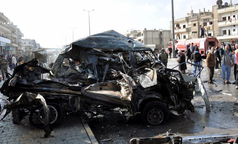 Uno de los dos coches bomba que han explotado en Homs (Siria). 