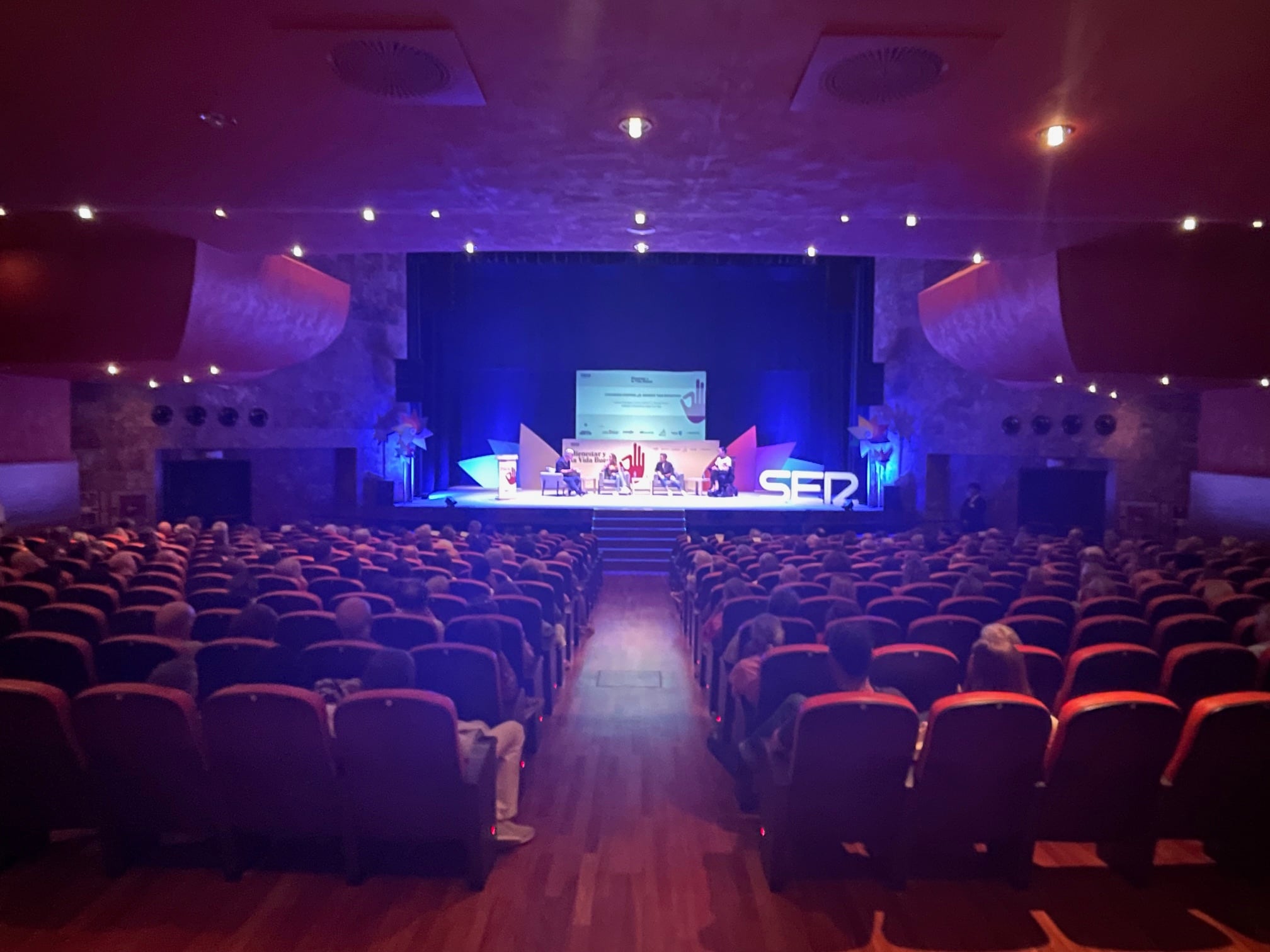 El Teatro Gaztambide de Tudela en una de las sesiones del Congreso Bienestar y la Vida Buena