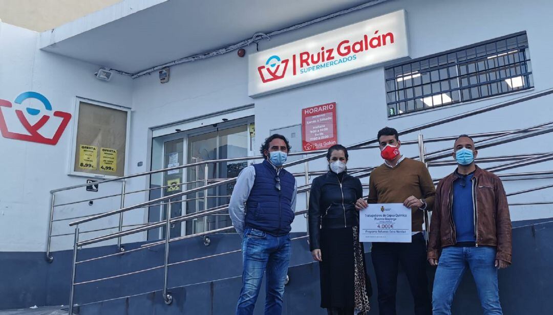 Momento de la entrega del cheque.