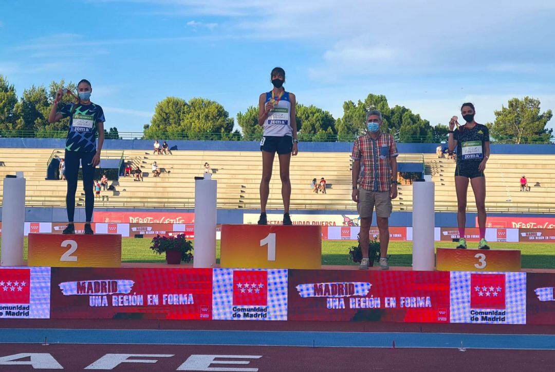 Celia Antón (i) con su medalla de Bronce en el podio del Campeonato de España.