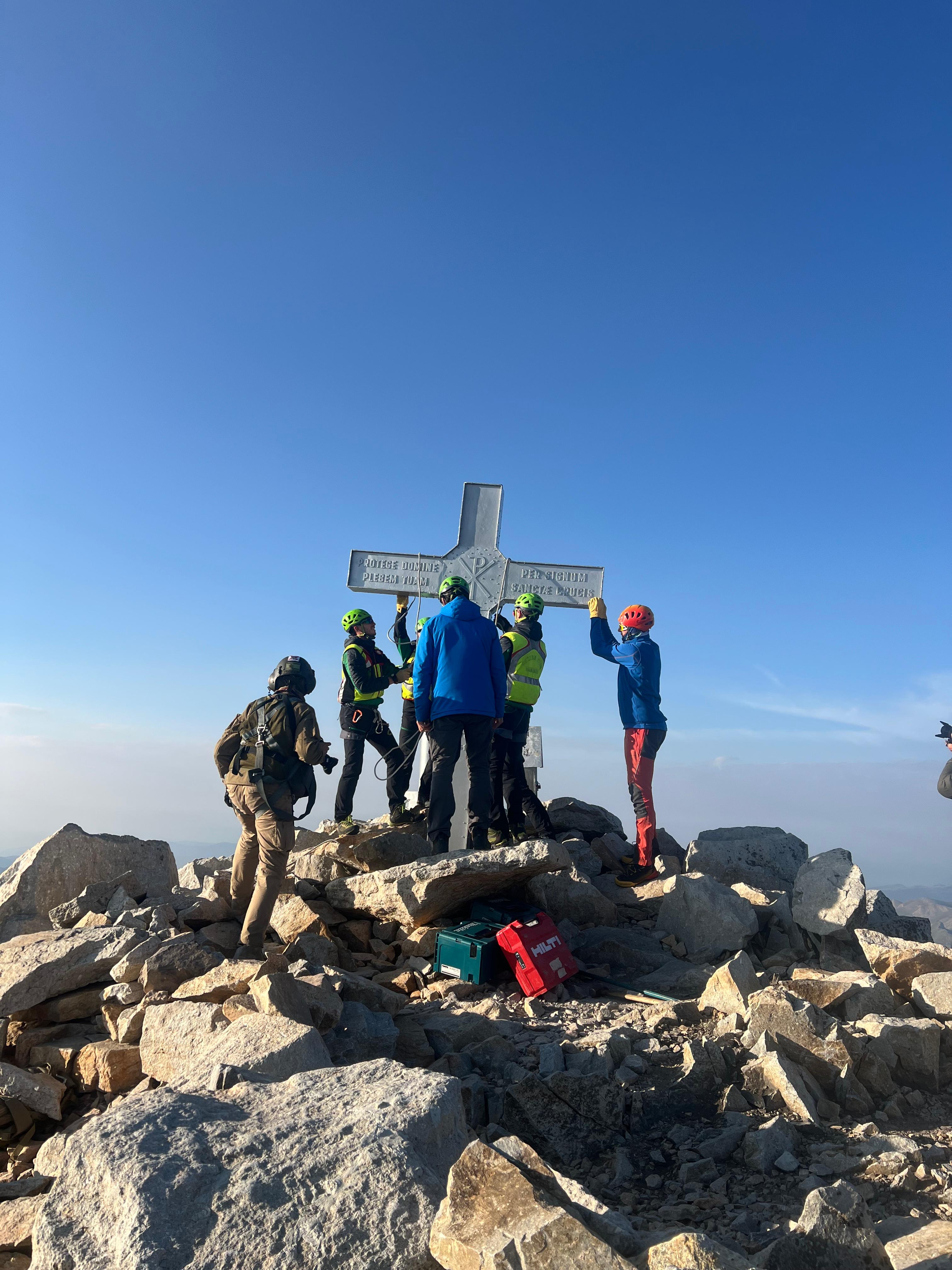 El Aneto recupera su cruz en 2025: el GREIM de Benasque y el herrero Miguel Ángel Plaza la reinstalaron con éxito