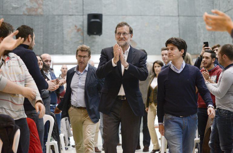 El presidente del Gobierno en funciones y líder del PP, Mariano Rajoy (c) y el presidente de la Xunta y líder del PP de Galicia, Alberto Núñez Feijóo (i), a su llegada a la reunión mantenida con jóvenes en el recinto ferial de Expourense