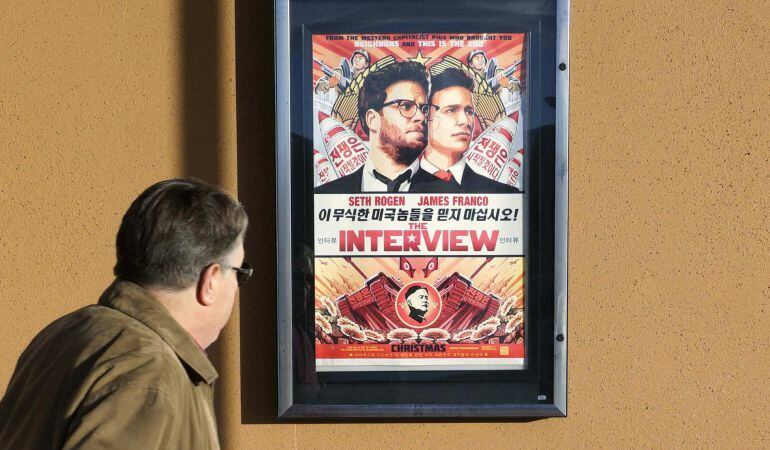 Un hombre pasea delante del cartel del filme ‘The Interview’ en Estados Unidos