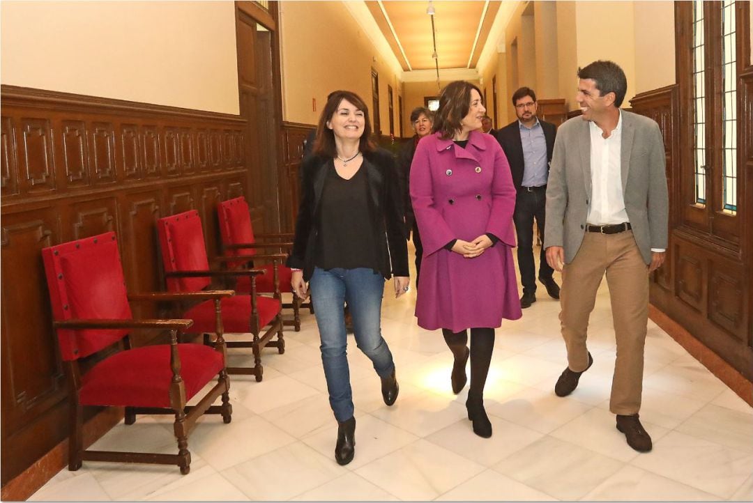 La consellera de Participación y Transparencia, Rosa Pérez Garijo (c), junto al presidente de la Diputación, Carlos Mazón (d) y la vicepresidenta Julia Parra (i).