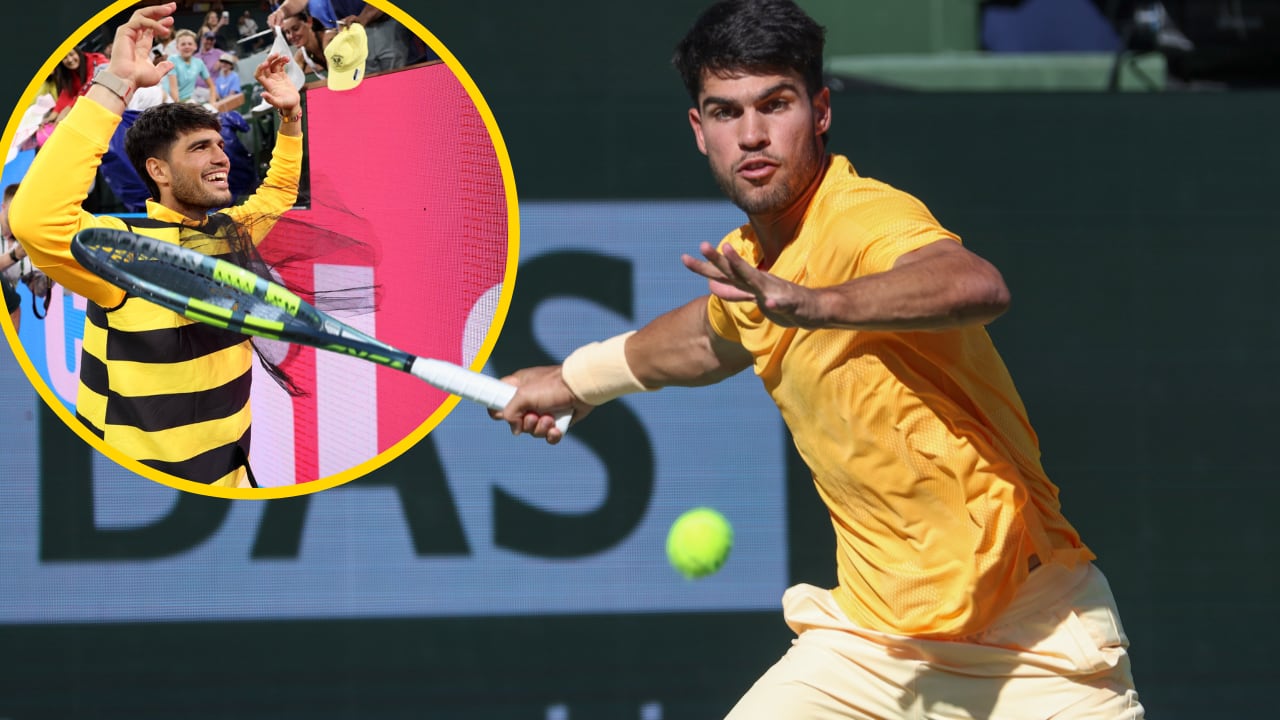 Carlos Alcaraz celebra su pase a semifinales de Indian Wells vestido de abeja