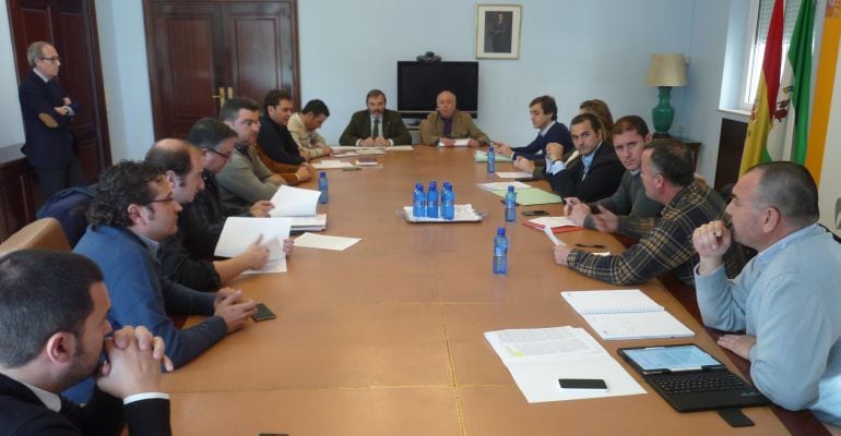 El subdelegado del gobierno, Juan Lillo, con miembros de la plataforma de la presa de Siles y otros representantes.