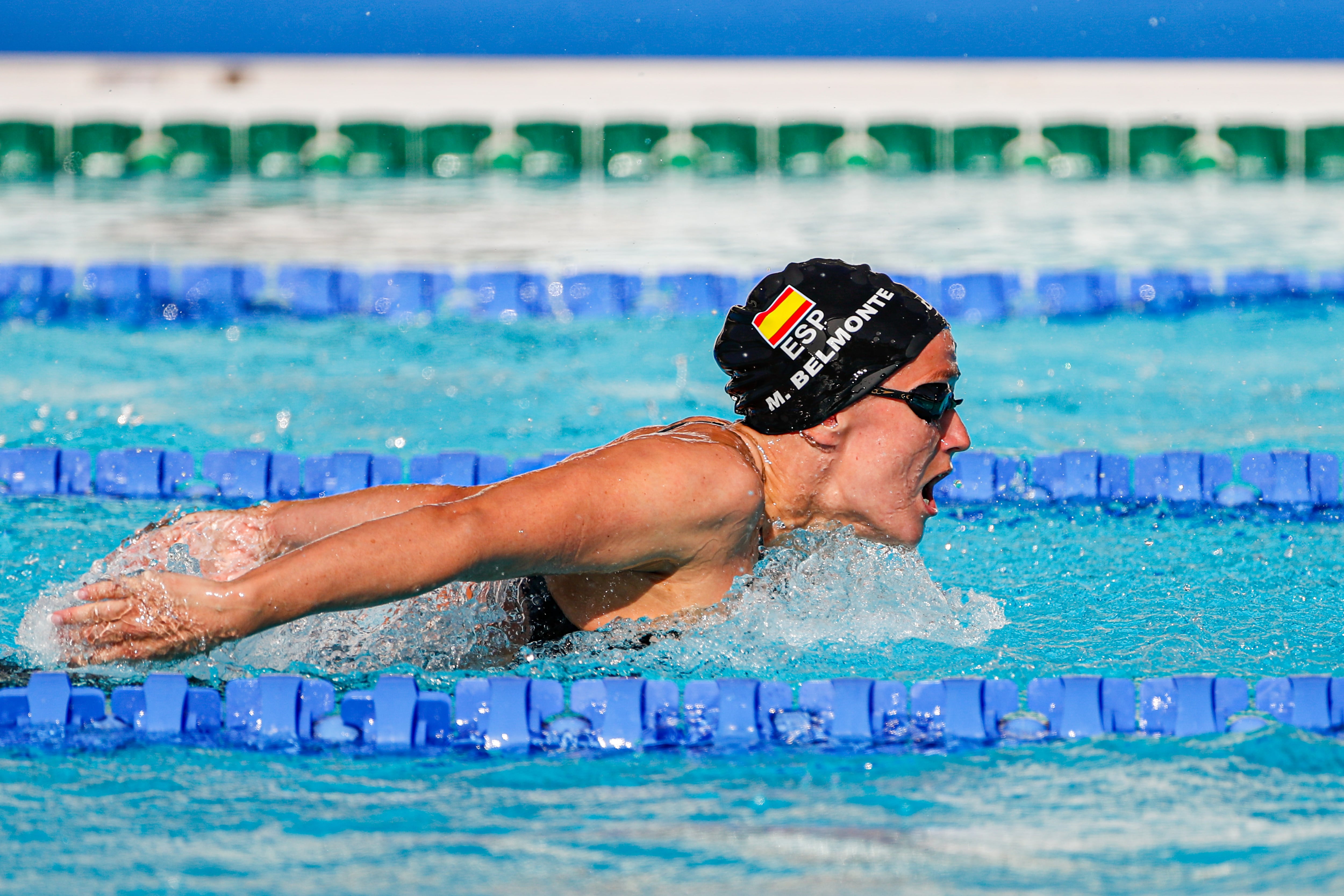 Mireia Belmonte representando a España en una piscina