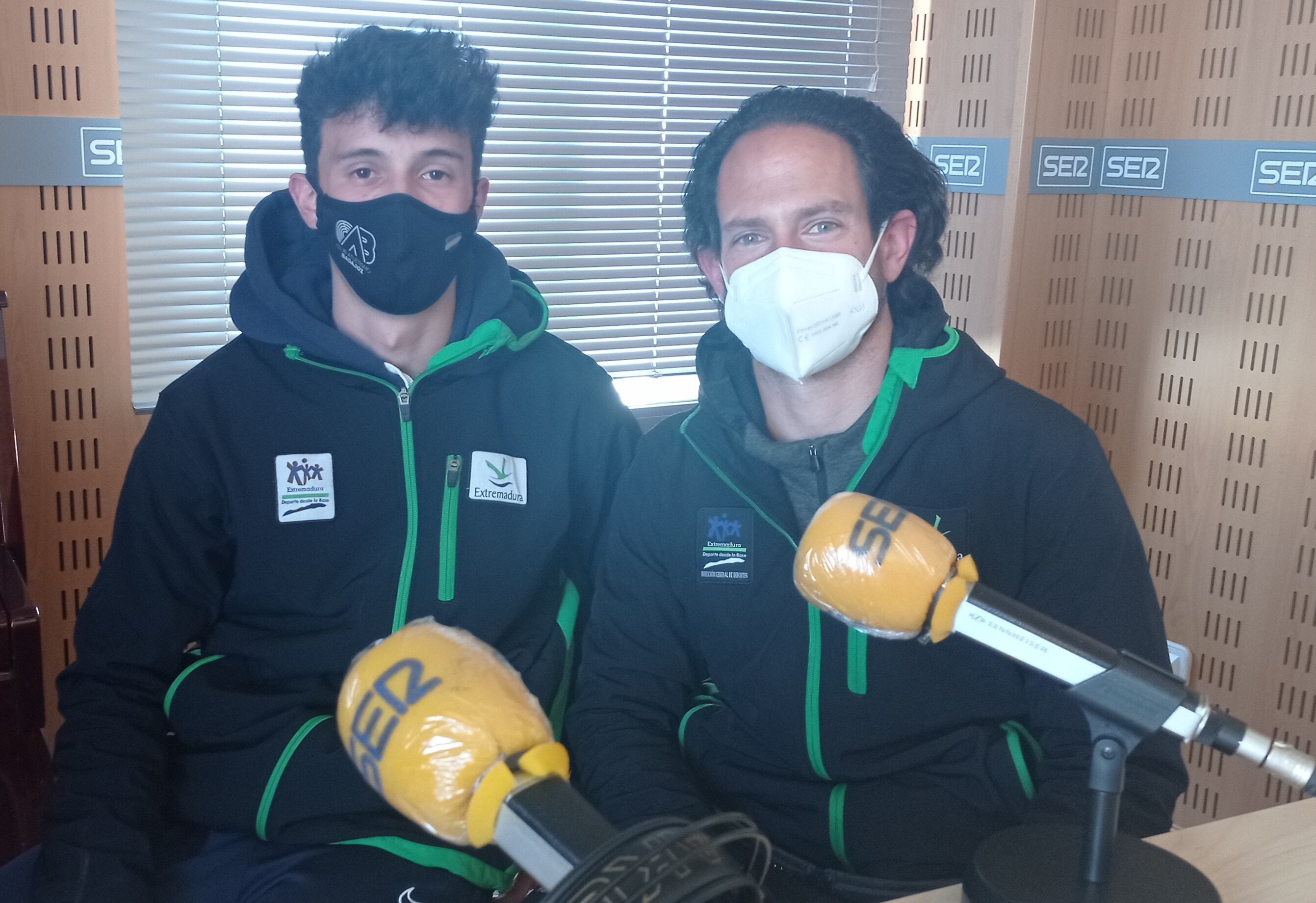 El atleta Jorge Hernández y su entrenador, Luis Carretero, del Club Atletismo Badajoz, en los estudios de la SER.