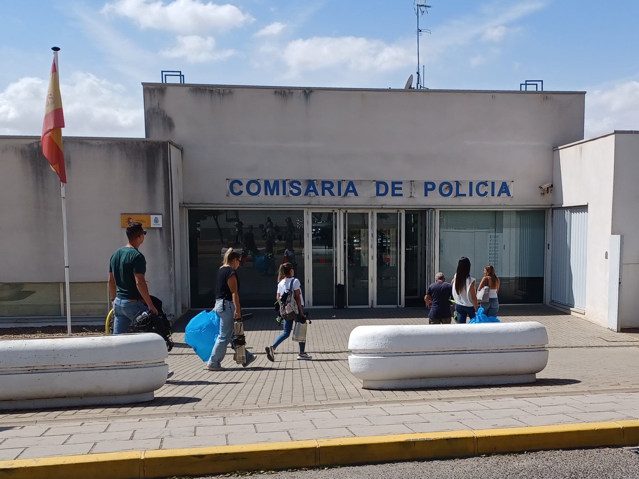 ALCALÁ DE GUADAÍRA (SEVILLA), 17/09/2024.- Agentes policiales acceden a la comisaría del municipio sevillano de Alcalá de Guadaíra, donde este martes cinco agentes de la Policía Nacional han sido detenidos en el marco de una operación contra el narcotráfico que se lleva a cabo en el municipio sevillano.La operación continúa abierta y ha sido declarada secreta. EFE/ Juan Ernesto García
